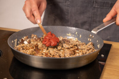 Tomatenmark dazugeben