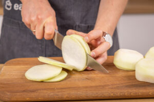 Kohlrabi in Scheiben schneiden