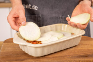Kohlrabi in die Auflaufform schichten