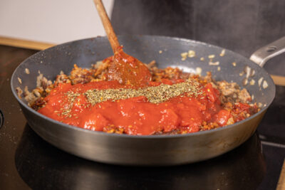 Passierte Tomaten dazugeben