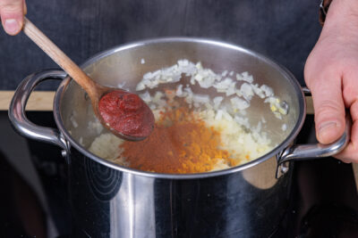 Tomatenmark dazugeben