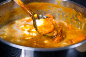 Veganes Möherncurry mit roten Linsen abschmecken