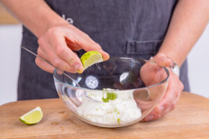 Limette auspressen
