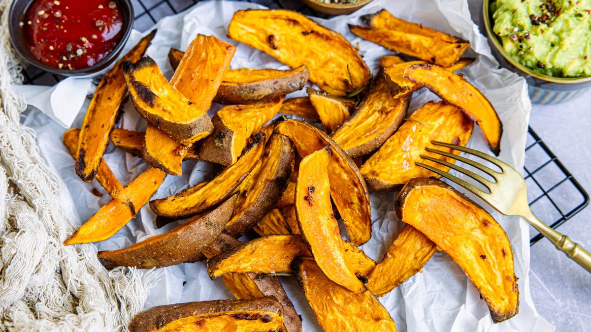 Knusprige Süßkartoffelspalten aus dem Ofen | Rezept - eat.de
