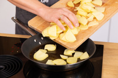 Kartoffeln anbraten.