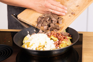Rindfleisch zugeben.