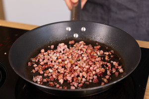Speck anbraten.