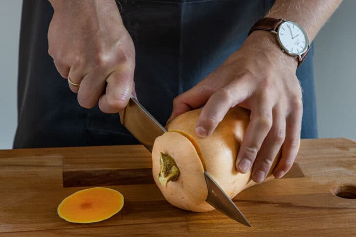 Butternutkürbis Enden abschneiden