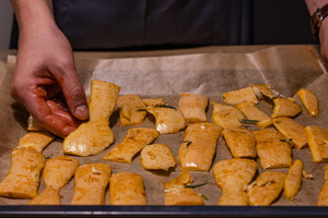 Butternutschalen auf Backblech legen