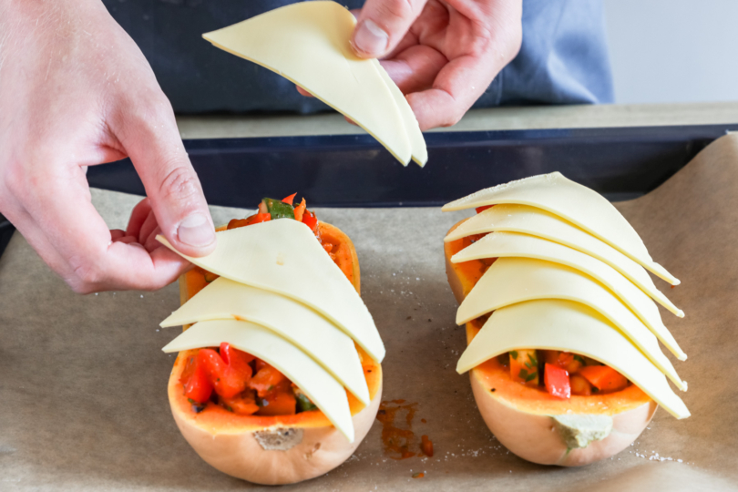 Butternutkürbis mit Käse belegen