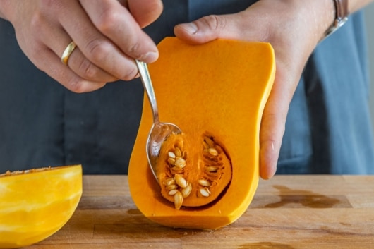 Butternutkürbis aushöhlen