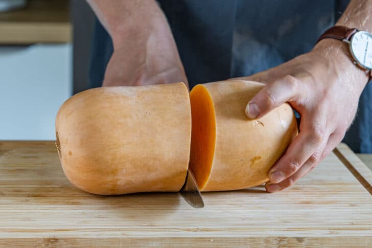 Butternutkürbis halbieren