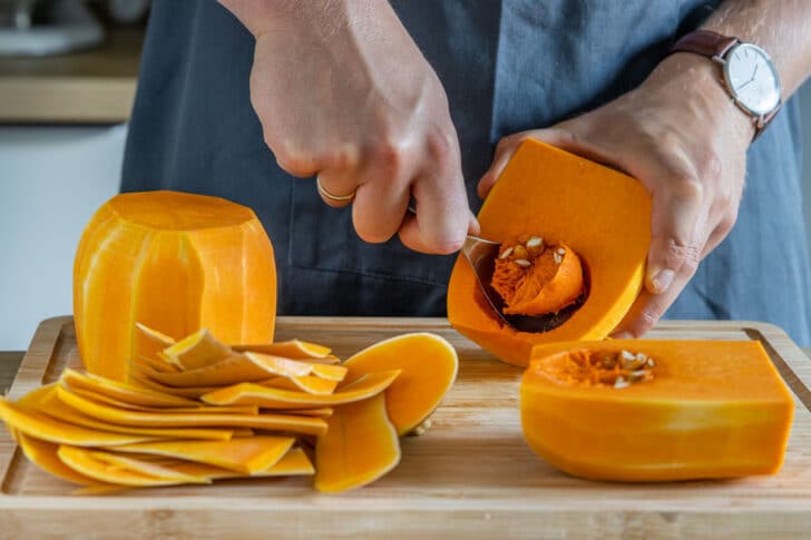 Kerne vom Butternutkürbis entfernen