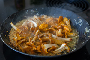 Pfifferlinge in Pfanne gebraten