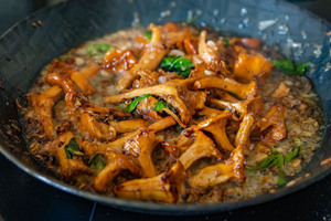 Pfifferlinge in Pfanne gebraten