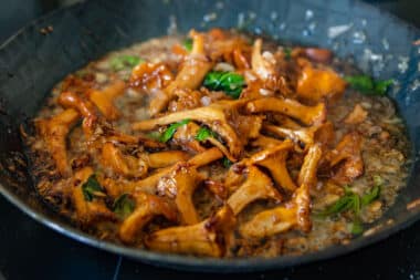 Pfifferlinge in Pfanne gebraten