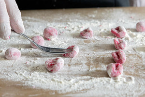Rote Bete Gnocchi mit einer Gabel formen