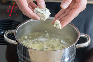 Gorgonzola in den Topf geben
