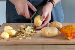 Kartoffeln schälen