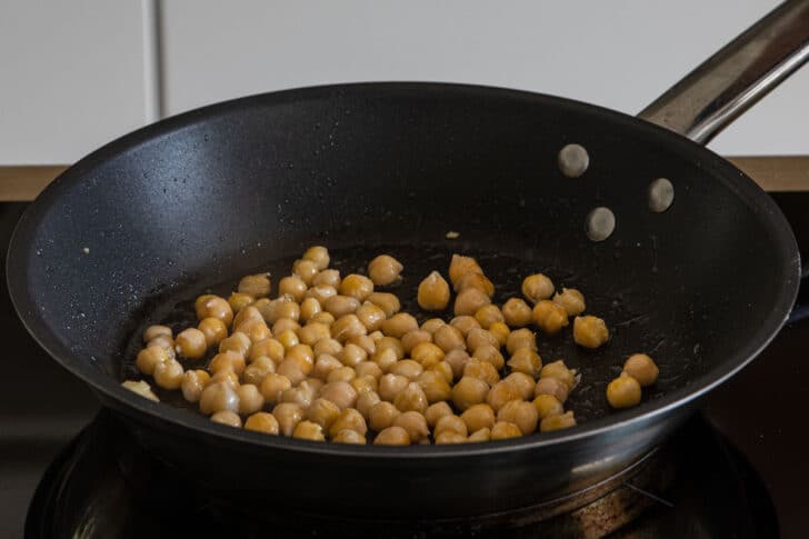 Kichererbsen in Pfanne rösten