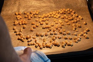 Kichererbsen in den Ofen geben