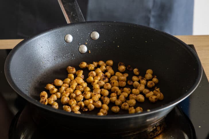 Kichererbsen in Pfanne rösten