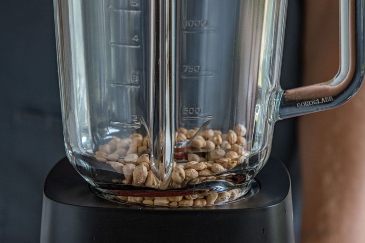 Kichererbsen in Mixer geben