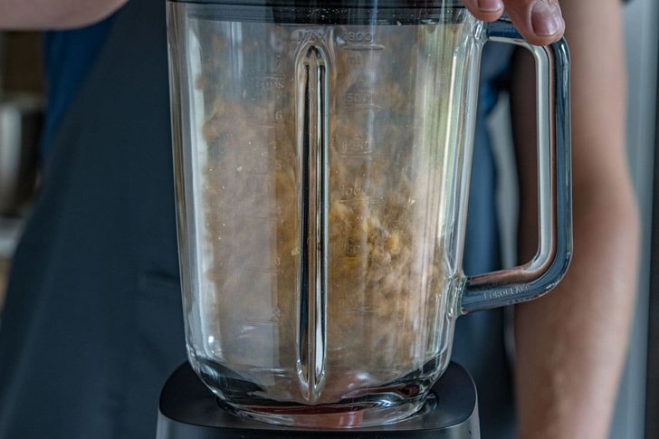 Kichererbsen in Mixer mahlen