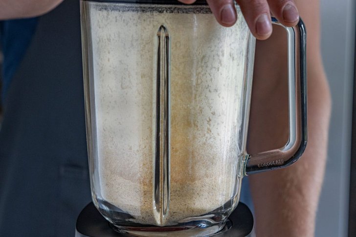 Kichererbsen in Mixer mahlen