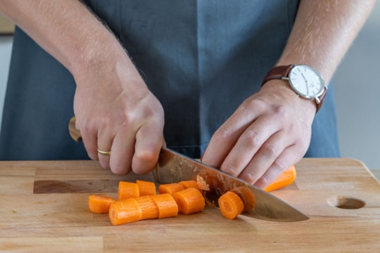 Karotten klein schneiden