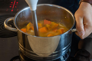 Kürbissuppe pürieren