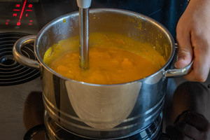 Kürbissuppe pürieren
