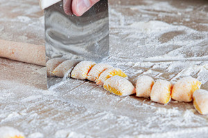 Gnocchi aus Kürbis abteilen