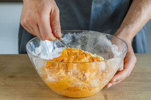 Nudelteig für Kürbispasta machen