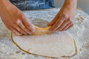 Nudelteig für Kürbispasta machen