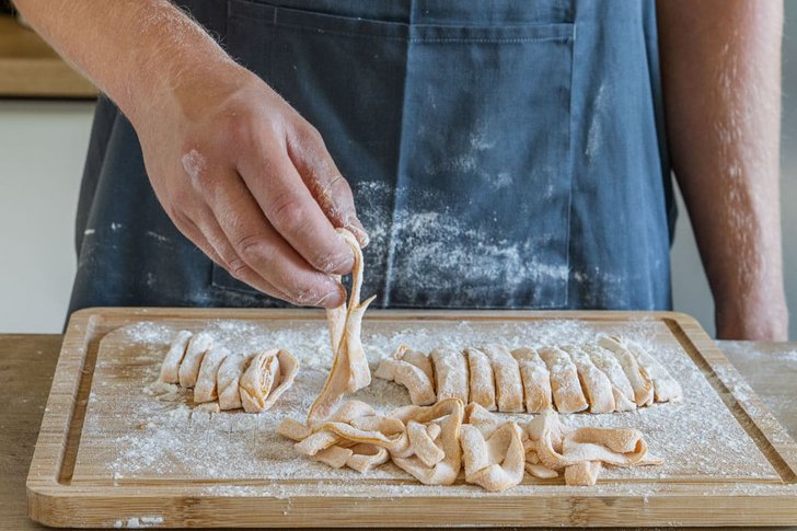Nudelteig für Kürbispasta machen