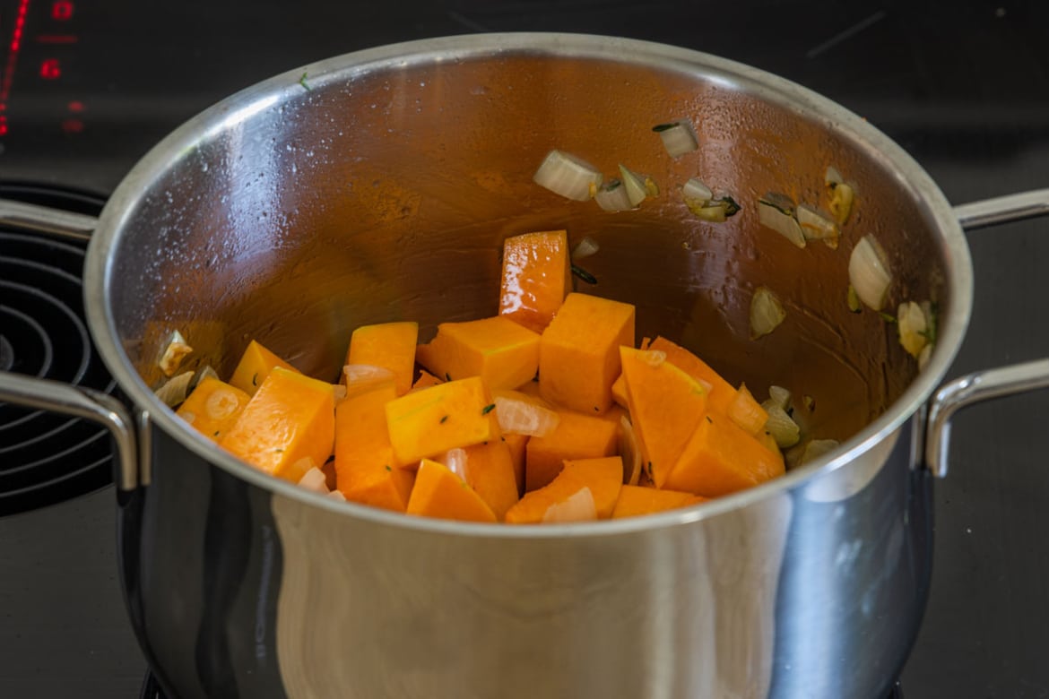 Kürbissuppe aus Butternutkürbis mit Croûtons | Rezept