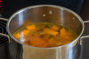Kürbis in Gemüsebrühe kochen