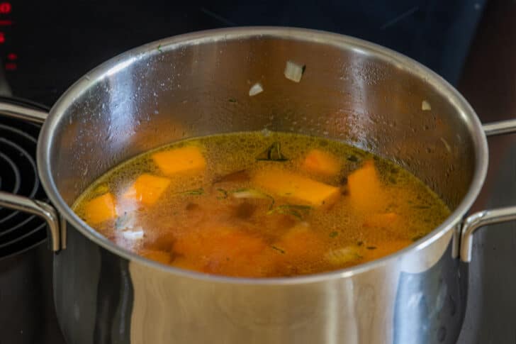 Kürbis in Gemüsebrühe kochen