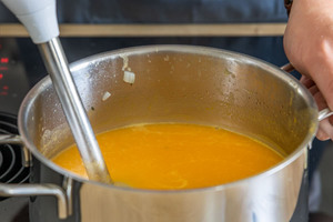 Kürbissuppe pürieren