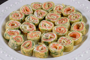 Lachsröllchen aus Pfannkuchen