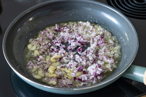 Knoblauch und Zwiebeln anbraten