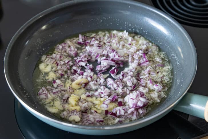 Knoblauch und Zwiebeln anbraten