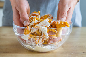 Pfifferlinge mit Mehl putzen