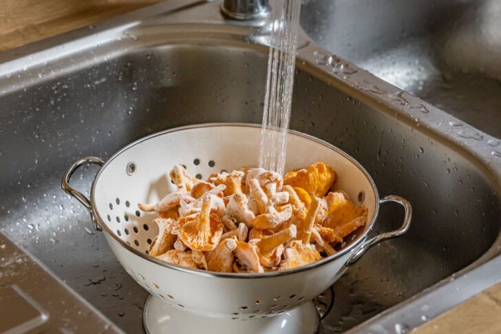 Pfifferlinge mit Mehl putzen