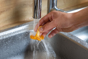 Pfifferlinge mit Wasser säubern