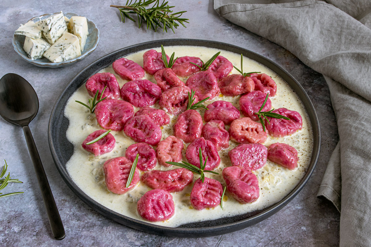 Rezept für Rote Bete Gnocchi mit Gorgonzolasoße - eat.de