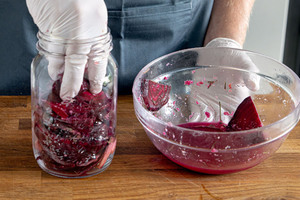 Rote Bete in Gläser schichten