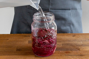Rote Bete mit Salzwasser aufgießen