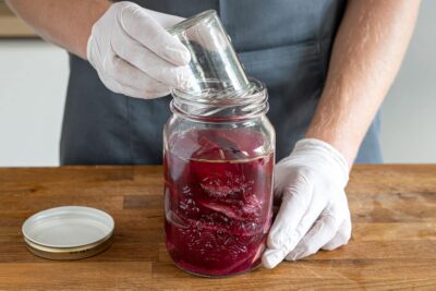 Rote Bete mit einem Glas beschweren